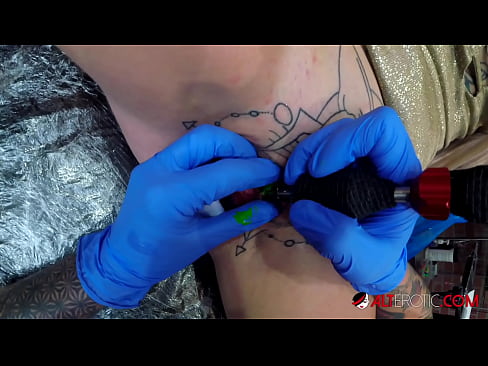 ❤️ Uiters getatoeëerde hottie Sully Savage het 'n tatoeëermerk op haar klitoris gekry Fok video  op af.xxxbunker.ru