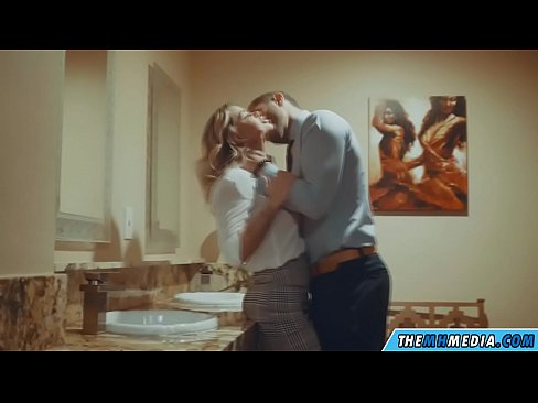 ❤️ Wanneer 'n rondborstige blondine jou in 'n openbare toilet verlei Fok video  op af.xxxbunker.ru